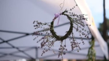 Festivalde çadırdan sarkan lavanta çelengi.