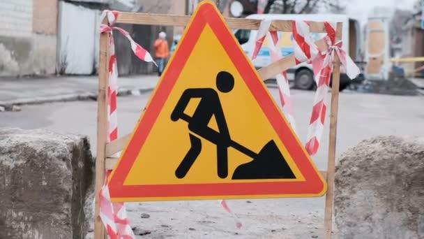 Wegwijzers op straat. Ontsteek de pijl. Reparatie van de weg. — Stockvideo