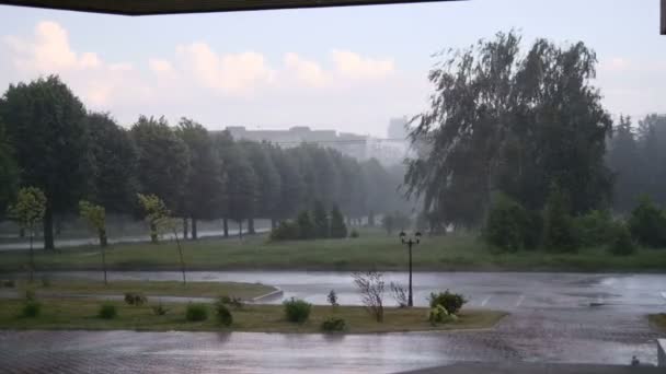 Vista riparo a forti piogge tropicali in città — Video Stock