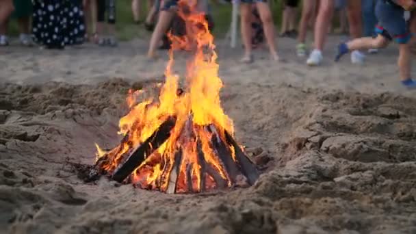 Slavic celebrations of Ivana Kupala. Young people jump over the bonfire — Stock Video