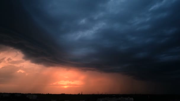 Nuages de tempête dramatiques se déversant sur la ville de Zhytomyr — Video