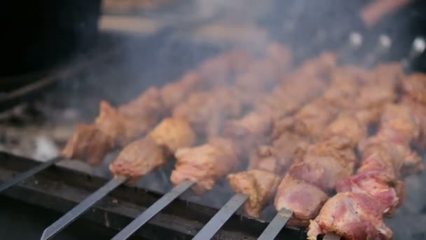 Sült szaftos hús steak fűszerekkel égő szén tűz a bbq rács — Stock videók