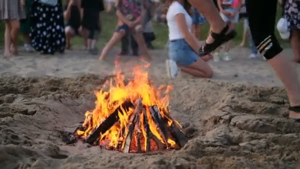 Slavic celebrations of Ivana Kupala. Young people jump over the bonfire — Stock Video