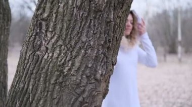 Güneşli bahar çayırlarında yürüyen bir kadın