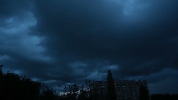 Nuages de tempête dramatiques se déversant sur la ville de Zhytomyr — Video