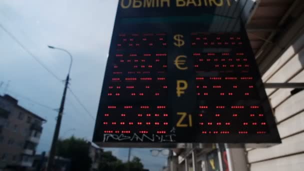 Kontekst waluty. Wyświetlanie numerów giełdowych na ulicy — Wideo stockowe