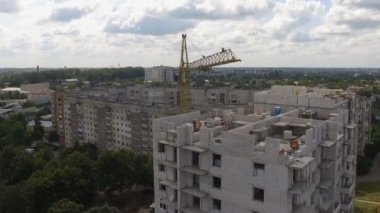 İnşaat alanında çalışan inşaatçılar. Hava görünümü