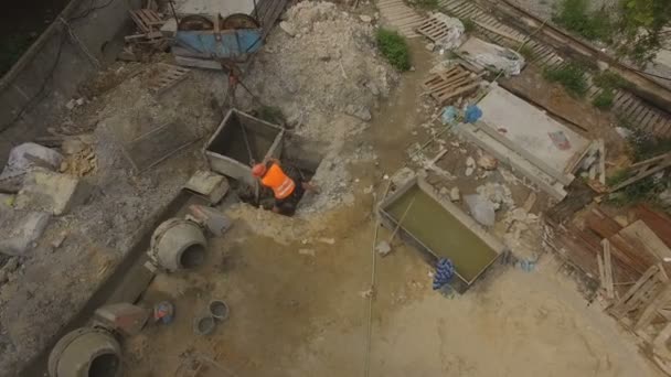 Constructores trabajando en obras de construcción. Vista aérea — Vídeos de Stock