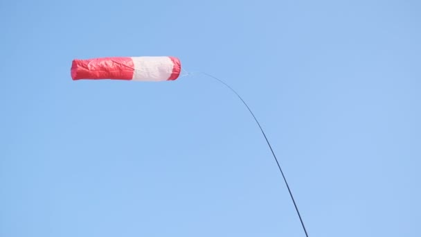 Windsok winderige staat op het vliegveld. Fluger lage hoek uitzicht — Stockvideo