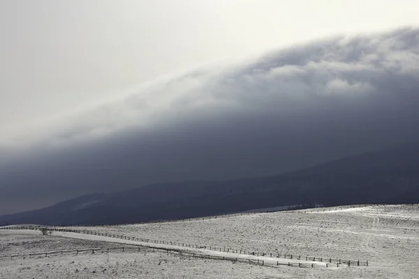 Colinas de nieve en las montañas —  Fotos de Stock