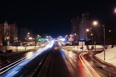 Köprüden gece şehir manzarası