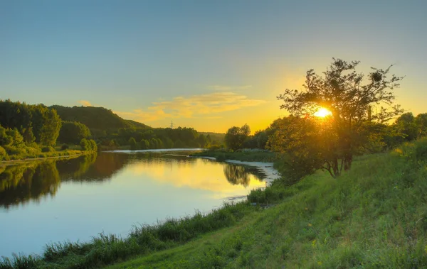 Sera sulla collina del fiume — Foto Stock