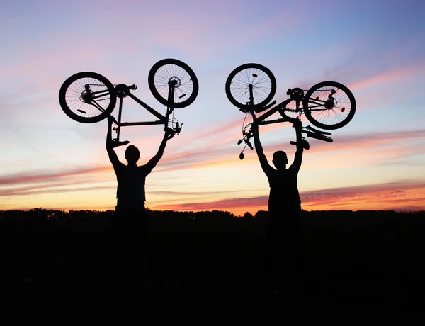 Dwóch man posiada ich rowery — Zdjęcie stockowe