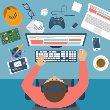 Programcı masasında