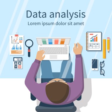 Dizüstü bilgisayarı olan iş adamı