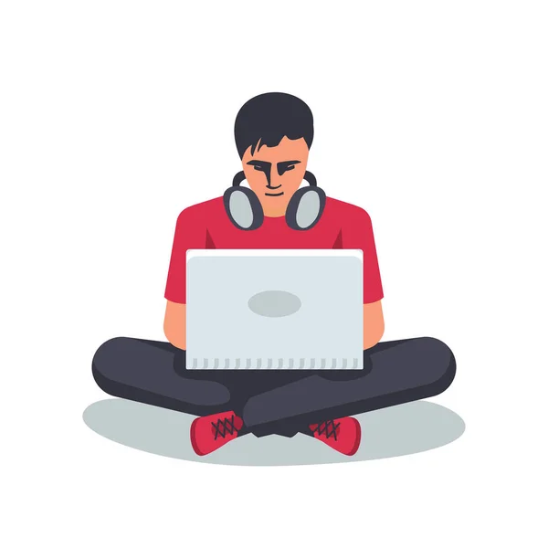 Freelancer jovem com um laptop senta-se. Trabalho em casa. —  Vetores de Stock