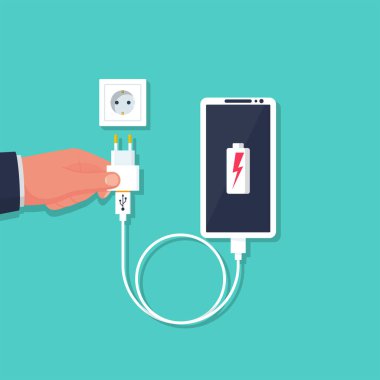 Adam telefonu şarj ediyor. Düşük akıllı telefon şarjı