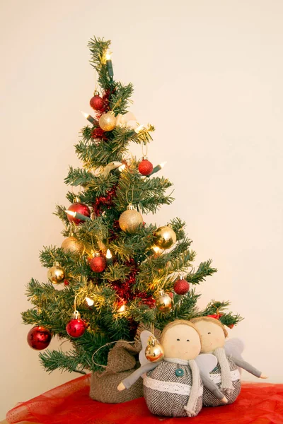 Χριστουγεννιάτικη κάρτα vintage. Πρωτοχρονιά, Χριστουγεννιάτικο Mock up. Κοντινό πλάνο Διακοσμημένο φόντο χριστουγεννιάτικο δέντρο διακοσμήσεις. Ταχυδρομική κάρτα για διακοπές. Χριστουγεννιάτικα έλατα φόντο. — Φωτογραφία Αρχείου