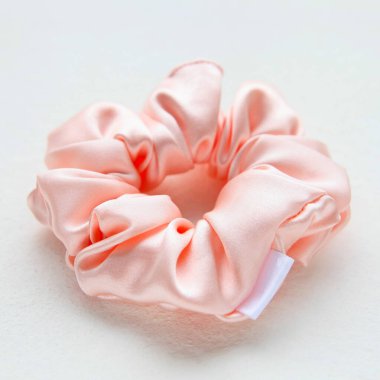 Pembe ipek Scrunchy beyaz arka planda izole edilmiş. Renkli Elastik Saç Bandı, Bobble Scrunchie Saç bandı. kare resim
