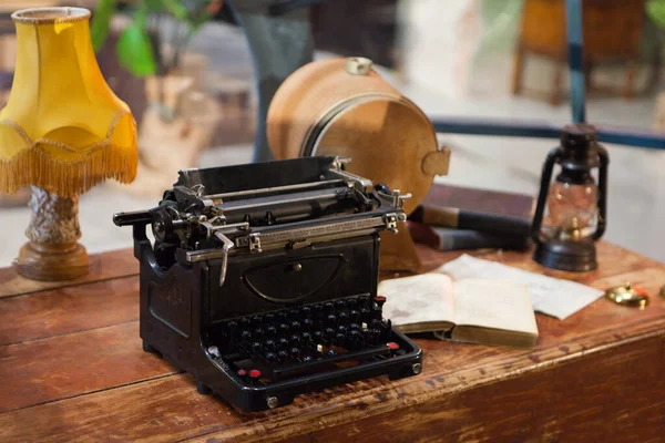 Retro typing machine. Vintage typewriter and a blank sheet of paper, retro — Stock Photo, Image