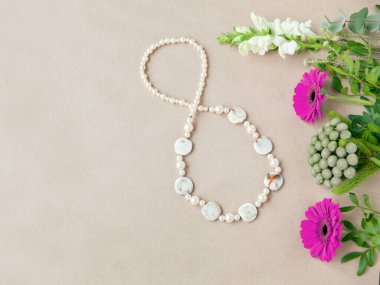 Gerbera çiçekli kağıt arkaplanda sekiz sekiz rakamlı şekil şekli. Uluslararası Kadınlar Günü kartı. Kadınların bağımsızlık günü çiçek konsepti