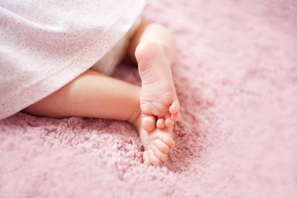 Ноги Новорожденной Девочки Розовом Одеяле Пальцы Ноге Материнская Забота Любовь Стоковая Картинка