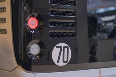 Ulaşım ve lojistik konsepti üzerine otobüs ışıkları ve hız etiketi. Hız yönetimi.