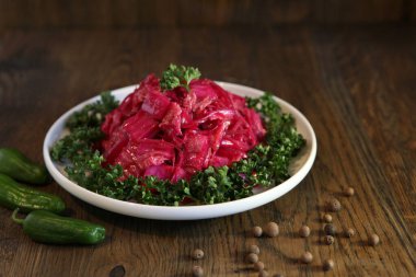 Biberli pancarlı Kore lahana salatası. Lezzetli Asyalı dişi.