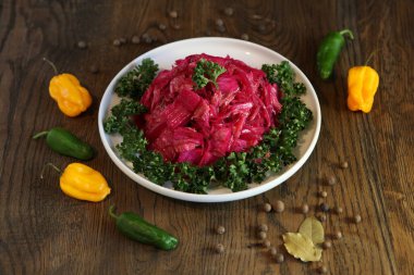 Biberli pancarlı Kore lahana salatası. Lezzetli Asyalı dişi.