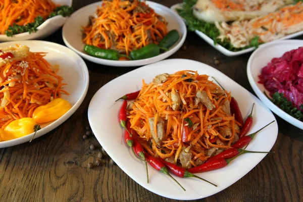 Много корейских салатов на столе. вкусные овощи органические продукты — стоковое фото
