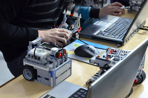 Dzieci budujące roboty- zbliżenie chłopca budującego robota od konstruktora programującego go kreatywność inteligencja edukacja technologia nauka hobby wolny styl życia ludzie dzieci Obraz Stockowy