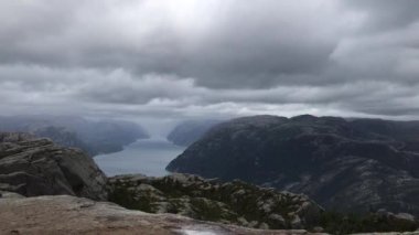 Norveç, İskandinavya 'da yağmurlu bir yaz gününde Preikestolen kayasının nefes kesici videosu