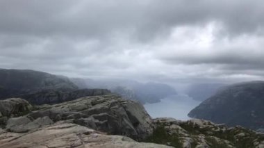 Norveç, İskandinavya 'da yağmurlu bir yaz gününde Preikestolen kayasının nefes kesici videosu