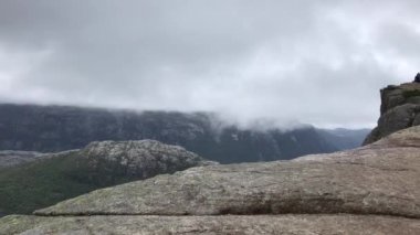 Norveç, İskandinavya 'da yağmurlu bir yaz gününde Preikestolen kayasının nefes kesici videosu