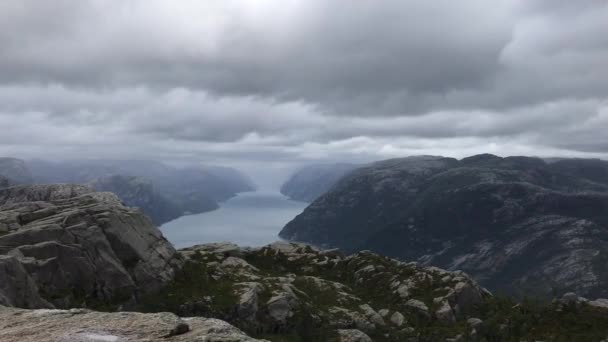 Zapierające dech w piersiach wideo z ambony Preikestolen rock podczas deszczowego letniego dnia w Norwegii, Skandynawii — Wideo stockowe