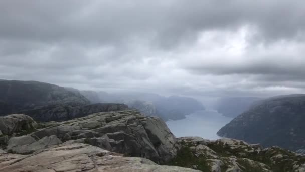 挪威斯堪的纳维亚半岛夏季雨天偷前讲坛岩石的令人震惊的视频 — 图库视频影像