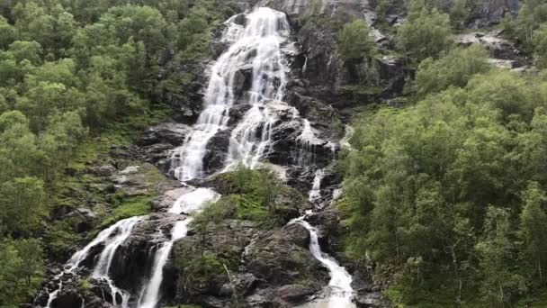 Водоспади в горах Норвегії в дощову погоду. Норвезька природа і подорожі. Білий водоспад. Tvindefossen Waterfall near Voss, Norway. — стокове відео