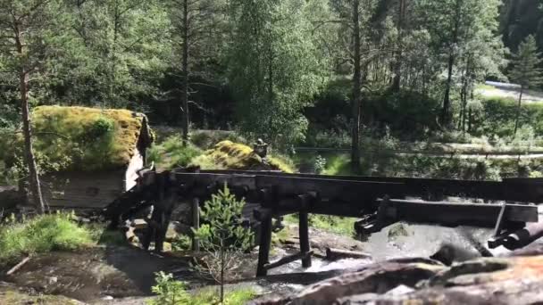 Antiguo molino de agua en el bosque en Noruega, verano escandinavo — Vídeos de Stock