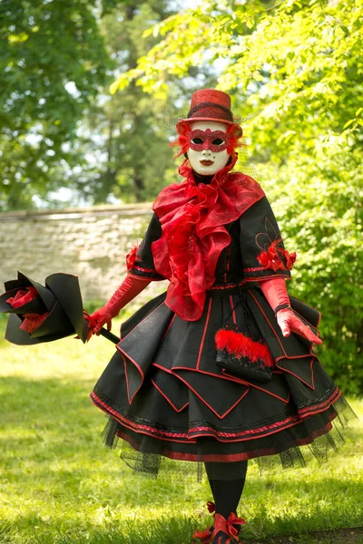 Tradicionalmente Vestido Persona Carnaval Venecia Mujer Traje Veneciano Carnaval Rojo — Foto de Stock