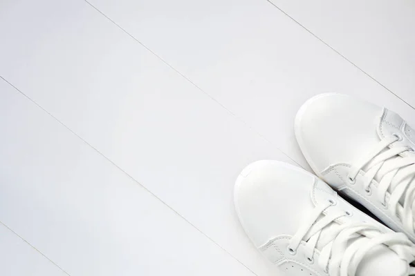 Нове біле тенісне взуття - біла пара спортивних кросівок — стокове фото
