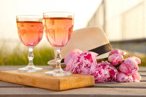 Due Bicchieri Con Vino Rosato Bouquet Peonia Rosa Deliziosa Bevanda — Foto Stock