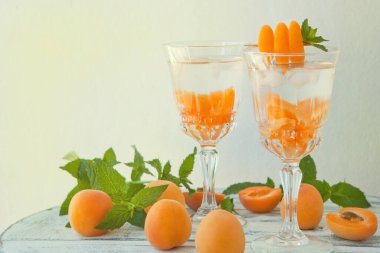 Yaz içeceği. Bardakta buzlu kayısı kokteyli. Ferahlatıcı ev yapımı alkolik ya da alkolsüz kokteyller ya da aromalı su karışımı