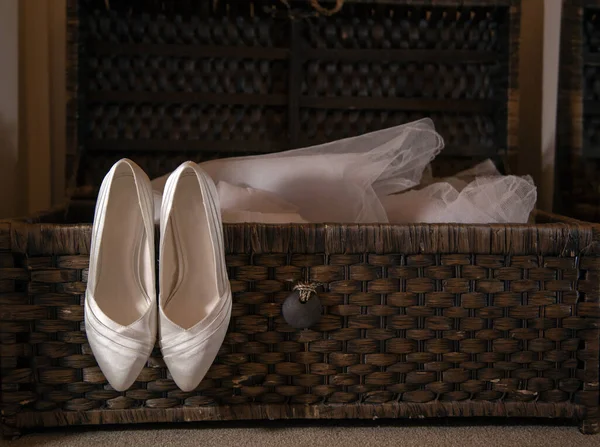 Zapatos Boda Seda Blanca Tacones Encantadores Para Novia Cerca Maleta — Foto de Stock
