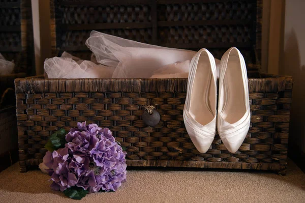 Zapatos Boda Seda Blanca Tacones Encantadores Para Novia Cerca Maleta — Foto de Stock