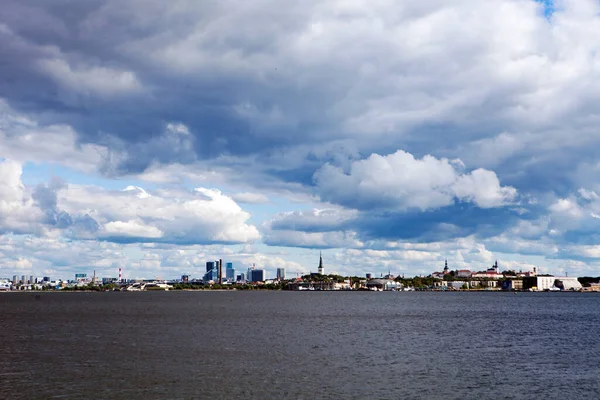 Концепция путешествий и туризма - вид на порт и старый город в Таллинне — стоковое фото