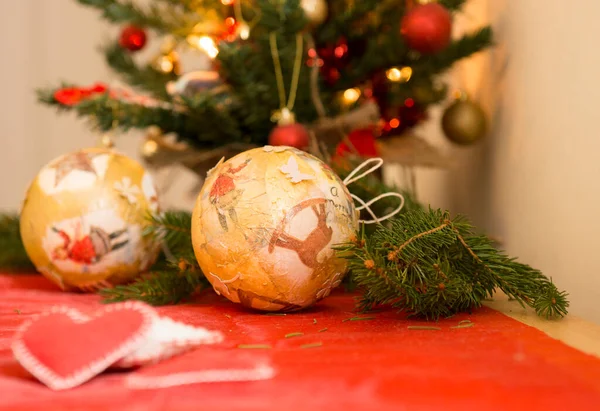 Baldes de Natal com fita encaracolada na árvore de Natal. Fechar da árvore de Natal — Fotografia de Stock
