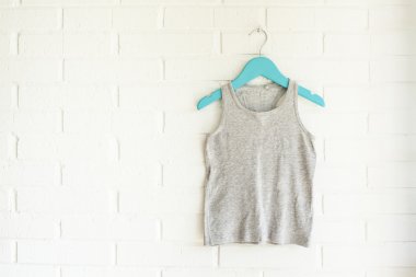 Gri bir aguamarine askı üzerinde asılı atlet 