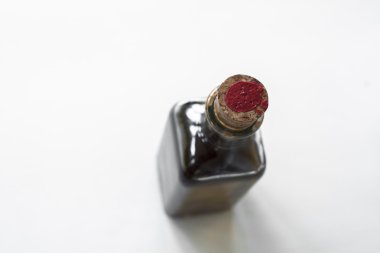 Cam şişe kırmızı damga ile yağda izole yüksek açı