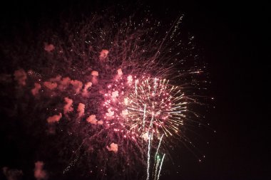 Göz kamaştıran havai fişek açık karanlık bir gece aydınlatma. 