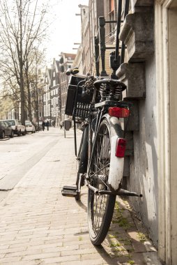 Kaldırımda bisiklet park.